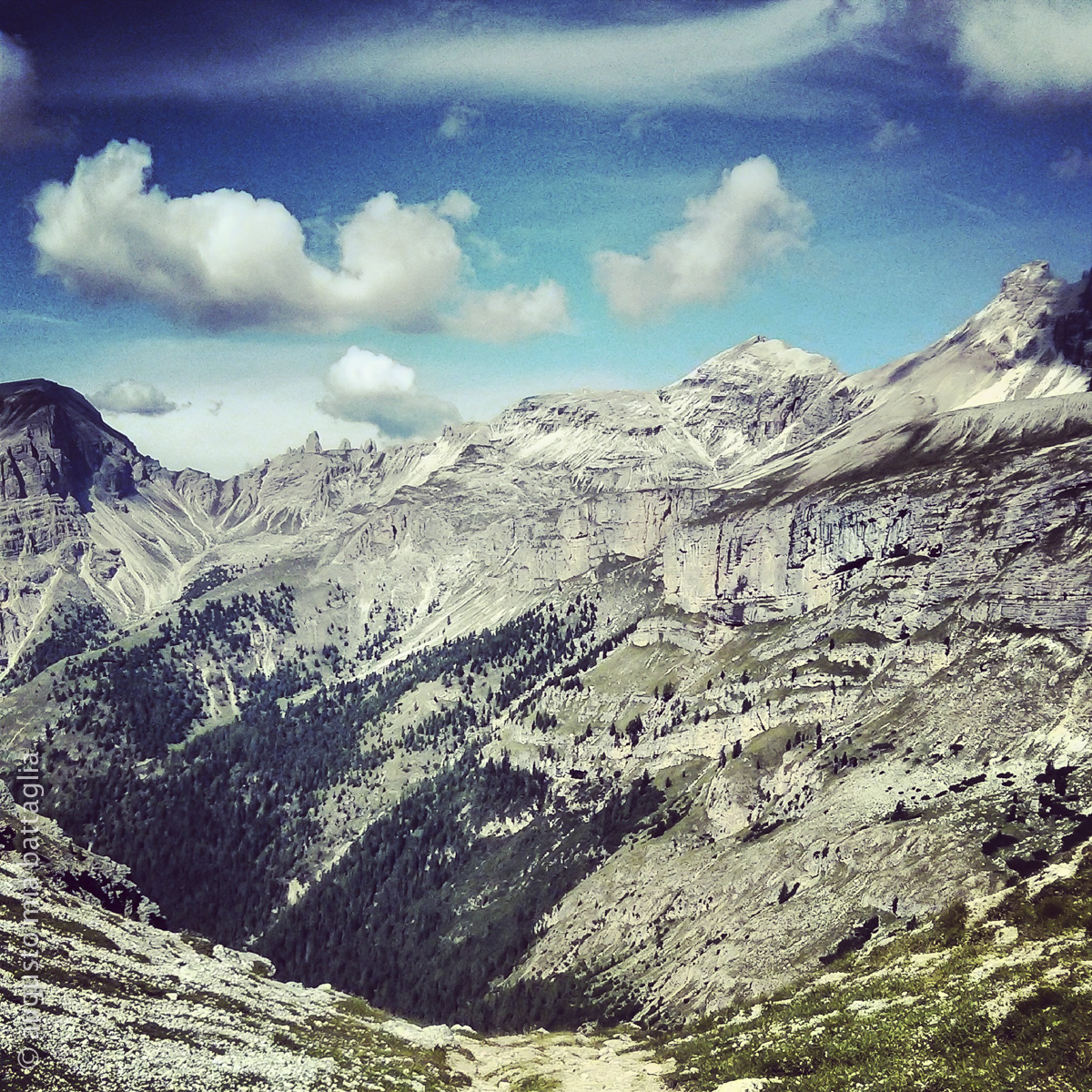 Là in mezzo il rifugio Puez di ieri